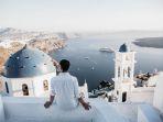 turis-yang-menikmati-keindahan-lautan-di-kawasan-santorini.jpg