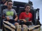 turis-yang-menikmati-main-roller-coaster.jpg