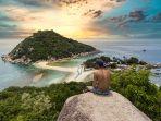 turis-yang-menikmati-matahari-terbenam-di-pulau-koh-nang-yuan-di-koh-tao-thailand.jpg
