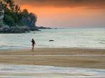 turis-yang-menikmati-sunset-di-pantai-di-phuket-thailand.jpg