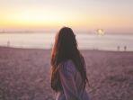 turis-yang-menikmati-waktu-sunset-di-pantai.jpg