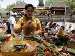 umat-hindu-bali-berdoa-pada-hari-raya-kuningan-di-pura-sakenan-pulau-serangan-denpasar-bali.jpg