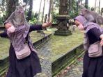 video-seorang-ibu-berjoget-sambil-menggendong-monyet.jpg