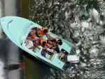 video-udara-menunjukkan-perahu-dengan-ujung-depannya-di-atas-tepi-bendungan-setinggi-36-kaki.jpg