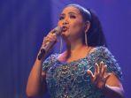vina-panduwinata-tampil-di-konser-dunia-di-batas-senja.jpg
