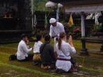 viral-bule-asing-menari-di-pura-pengubengan.jpg