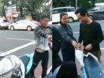 viral-di-media-sosial-juru-parkir-di-masjid-istiqlal-salat-magrib-sebesar-rp-10-ribu-per-motornya.jpg