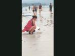 viral-di-twitter-seorang-turis-mngubur-popok-bekas-di-pasir-pantai.jpg