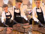 viral-koki-menjatuhkan-daging-steak.jpg