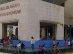 viral-kolam-ikan-masjid-agung-kota-sukabumi-dijadikan-kolam-renang-anak-anak.jpg