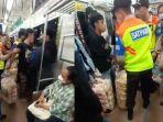 viral-pengguna-krl-bawa-kerupuk-dalam-jumlah-banyak.jpg