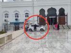 viral-sebuah-mobil-masuk-ke-halaman-masjid-raya-baiturrahman-banda-aceh.jpg
