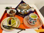 wagashi-dan-teh-hijau-yang-sering-disediakan-di-kamar-hotel-jepang.jpg