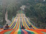 wahana-papan-seluncur-warna-warni-di-floating-market.jpg