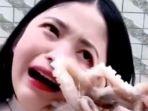 wajah-vlogger-ini-dihisap-gurita-saat-ia-merekam-aksinya-memakan-hewan-itu-dalam-keadaan-hidup.jpg