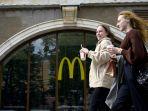 wanita-berjalan-melewati-restoran-mcdonalds-yang-tutup-di-moskow-pada-16-mei-2022.jpg