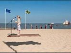 wanita-berpidato-di-pantai_20170502_172435.jpg