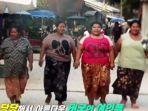 wanita-di-sebuah-desa-di-phuket-thailand-dianggap-lebih-cantik-bila-bertubuh-gemuk.jpg