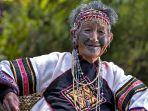 wanita-di-suku-atayal-dengan-tato-di-wajahnya.jpg