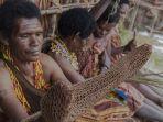 wanita-papua-membuat-noken.jpg