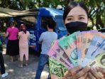 warga-antusias-menukarkan-uang-pecahan-baru-di-layanan-kas-keliling-bank-indonesia.jpg