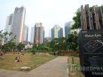warga-bersantai-menikmati-suasana-sore-akhir-pekan-di-hutan-kota-gelora-bung-karno-gbk-senayan.jpg
