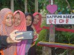 warga-lakukan-foto-selfie-di-kampung-korea-yang-berada-di-kampung-bugi.jpg