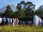 warga-lereng-merapi-melaksanakan-salat-idul-fitri-di-lapangan-instiper.jpg