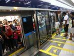 warga-mengantri-untuk-menaiki-kereta-mrt-di-stasiun-mrt-bundaran-hi-jakarta.jpg