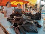 warga-saat-membeli-daging-kelelawar-di-pasar-pisangkulan-karombasan-kota-manado-sulawesi-utara.jpg