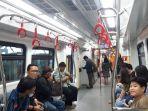 warga-saat-menjajal-lrt-jakarta.jpg