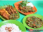Cobain Nikmatnya Ayam Goreng Warung Kita 38, Kuliner Super Pedas Pakai Puluhan Cabai