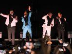 westlife-tampil-tanpa-lighting.jpg