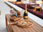 white-rock-beach-club-bali-menawarkan-paket-makan-siang-spesial-hari-natal-1.jpg