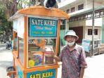 widyo-laksito-69-pedagang-sate-kere-gerobag-yang-memperdengarkan-gending-jawa.jpg