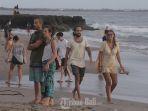 wisatawan-asing-bermain-dan-menanti-sunset-di-pantai-batu-bolong-kuta-utara-badung-bali.jpg
