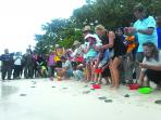 wisatawan-asing-di-pulau-ketawai_20161025_081611.jpg