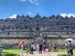 wisatawan-berfoto-dengan-latar-candi-borobudur.jpg