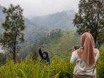 wisatawan-berfoto-di-bukit-mongkrang.jpg