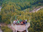 wisatawan-berfoto-di-jembatan-buntu-sengon-kabupaten-batang.jpg