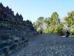 wisatawan-berfoto-di-kawasan-candi-borobudur.jpg