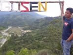 wisatawan-berfoto-di-papan-nama-obyek-wisata-agusen-di-desa-agusen_20180820_083238.jpg