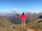 wisatawan-berpose-dengan-latar-belakang-area-pegunungan-di-coma-pedrosa-andorra.jpg