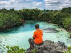 wisatawan-berpose-dengan-latar-laguna-weekuri.jpg