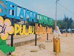 wisatawan-berpose-dengan-latar-tulisan-di-selamat-datang-pulau-untung-jawa.jpg