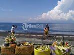 wisatawan-berwisata-di-pura-goa-lawah-desa-pesinggahan-klungkung-jumat-1242019.jpg