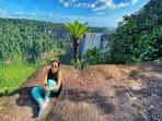 wisatawan-di-air-terjun-kaieteur-guyana.jpg