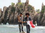 wisatawan-di-pantai-gigi-hiu-lampung.jpg