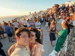 wisatawan-di-santorini.jpg