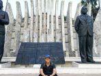 wisatawan-di-tugu-proklamasi.jpg